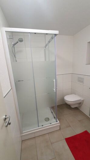 Douche, serviettes fournies, savon, papier toilette