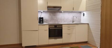 Réfrigérateur, four, plaque de cuisson, cafetière/bouilloire