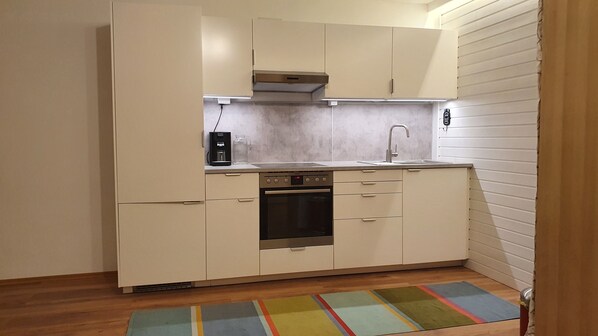 Kühlschrank, Ofen, Herdplatte, Wasserkocher mit Kaffee-/Teezubehör