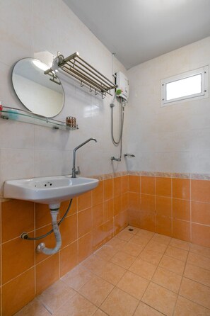 Family Suite | Bathroom | Shower, towels, soap, shampoo - OYO 75317 Pintara Fahsai Resort (Pak Chong)