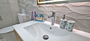 Combined shower/tub, hair dryer, towels