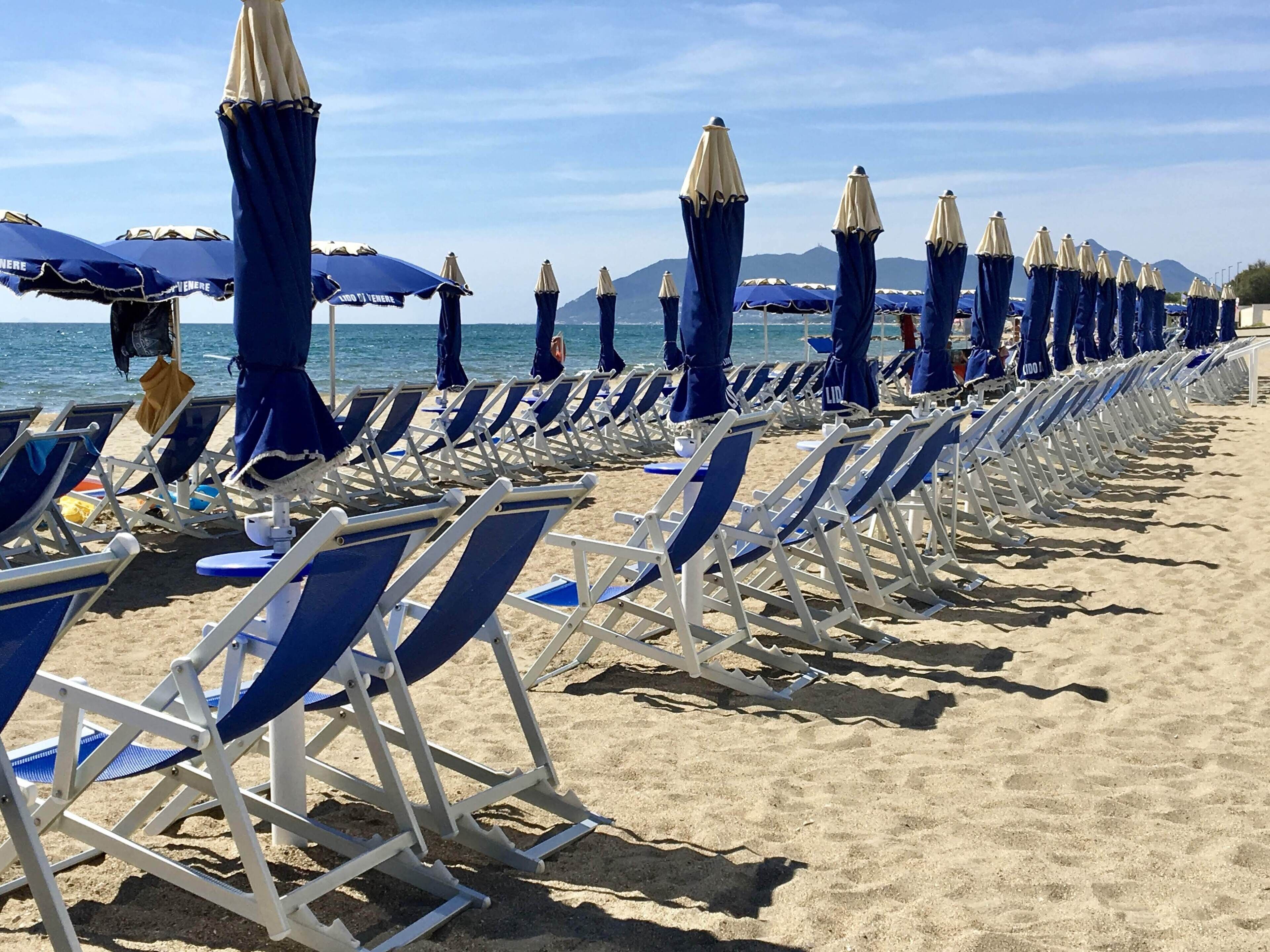 Ranta lähistöllä, aurinkotuoleja