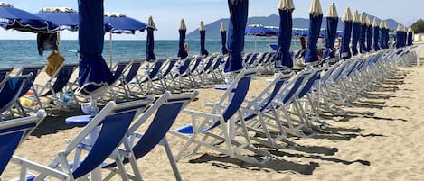 Ranta lähistöllä, aurinkotuoleja