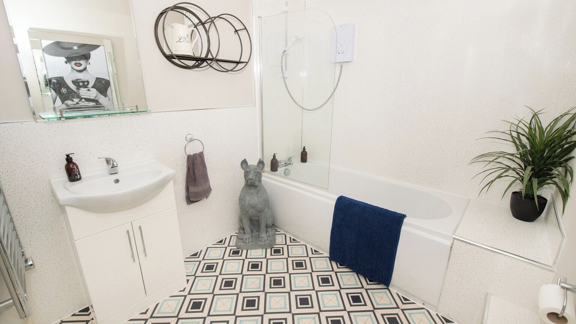 Combined shower/tub, hair dryer, towels