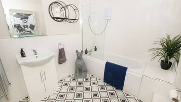 Combined shower/tub, hair dryer, towels