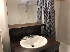Tina, toallas, jabón, papel de baño 