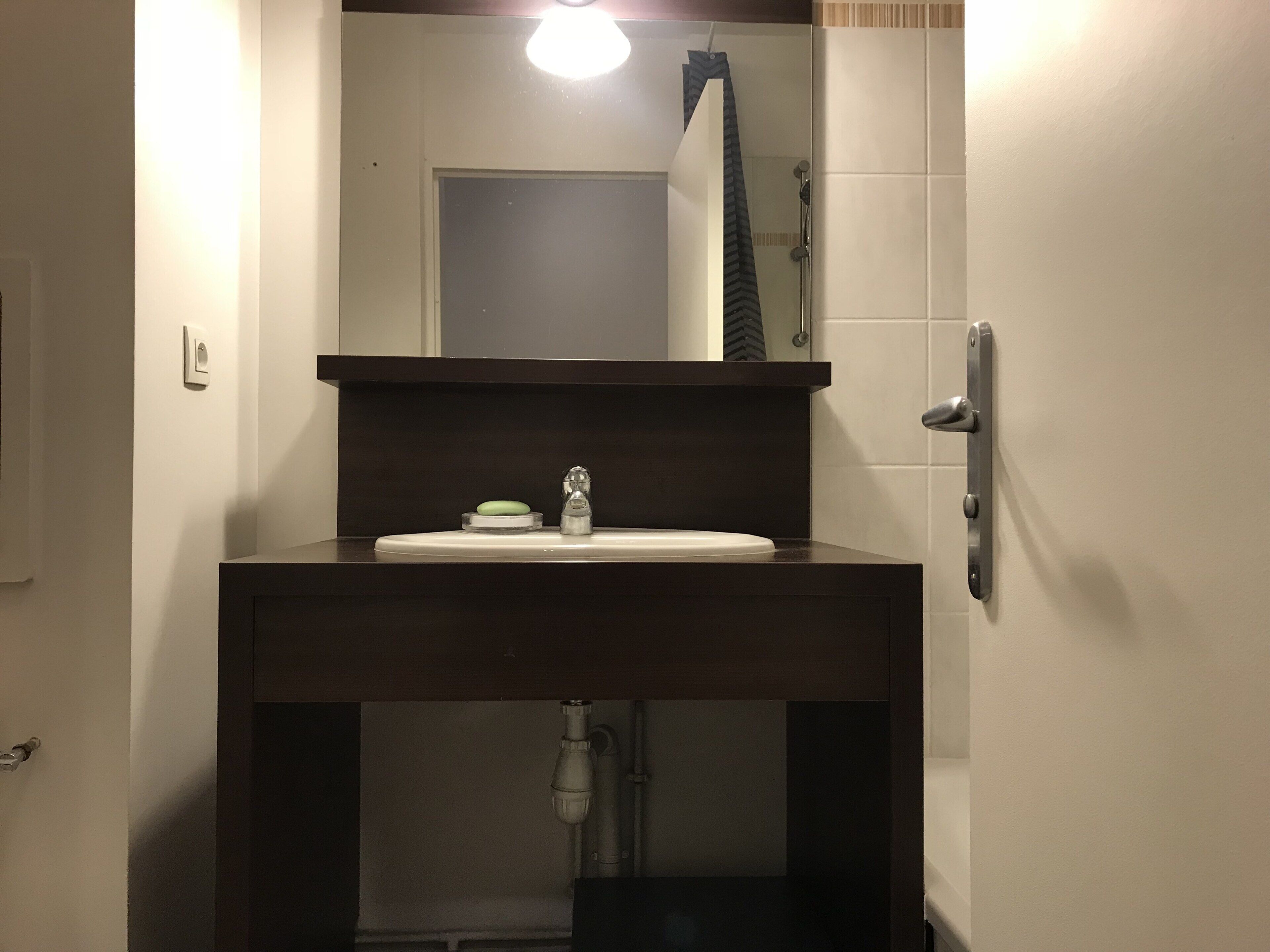 Badekar, håndklær, såpe og toalettpapir