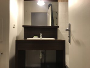 Baignoire, serviettes fournies, savon, papier toilette