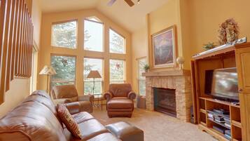 Casa de ciudad, 3 habitaciones | Área de sala de estar | Televisión