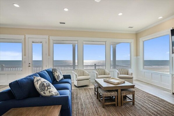 Smart TV, table football, stereo