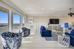 Smart TV, table football, stereo