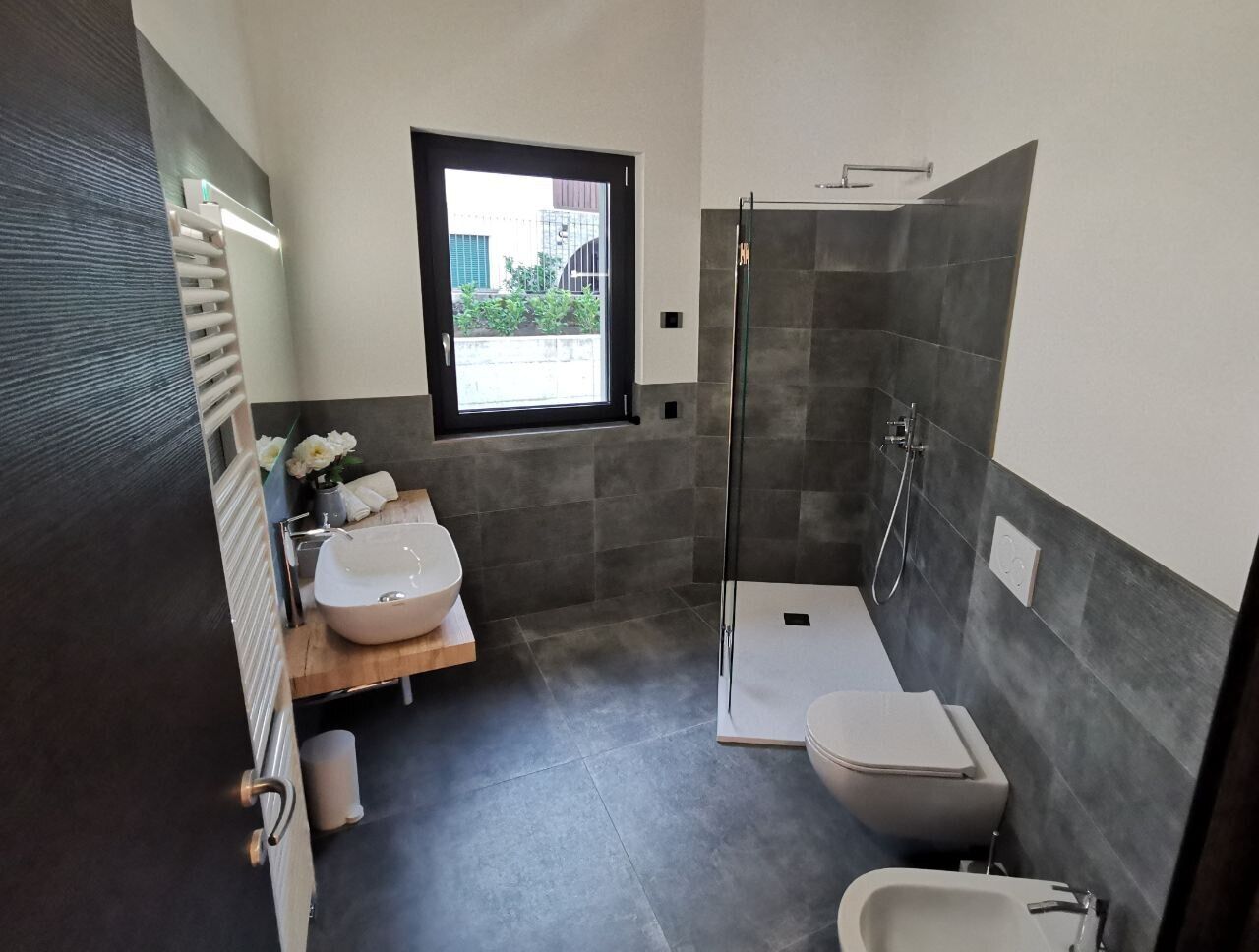 Doccia, asciugacapelli, bidet, asciugamani
