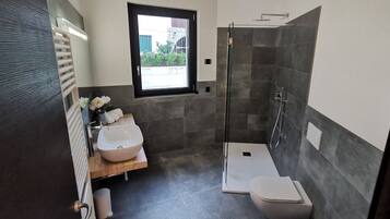Doccia, asciugacapelli, bidet, asciugamani