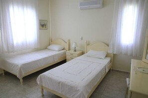 4 bedrooms, iron/ironing board, WiFi, bed sheets