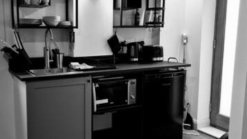 Réfrigérateur, micro-ondes, plaque de cuisson, bouilloire électrique