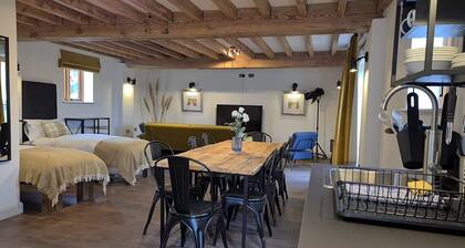 The Bull Pen - Studio Apartment