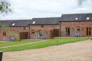 Exterior - The Dairy 2 bedroomed barn conversions sleeps 4+2 on the sofa (Ashby-de-la-Zouch)