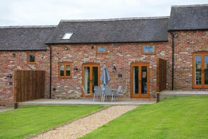 Outdoor dining - The Dairy 2 bedroomed barn conversions sleeps 4+2 on the sofa (Ashby-de-la-Zouch)