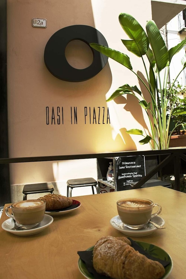 Tägliches inbegriffenes kontinentales Frühstück