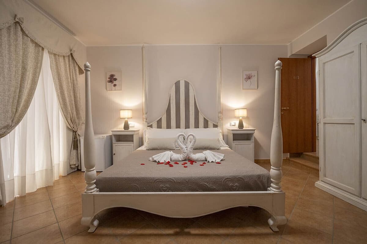 Double Room, Private Bathroom (103) | Minibar, free WiFi, bed sheets