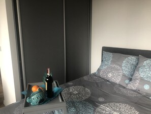 2 bedrooms, iron/ironing board, travel crib, free WiFi - Central Point Apartament (Warszawa)