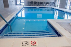 Innenpool, geöffnet von 09:00 Uhr bis 21:00 Uhr, Liegestühle