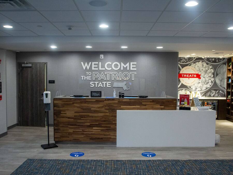 En receptionsdisk med et skilt, der står 'Welcome to the Patriot State'.
