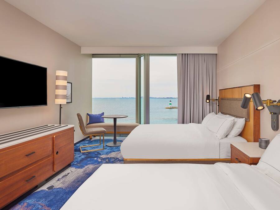 Allergitestet sengetøy, senger med overmadrass og safe på rommet