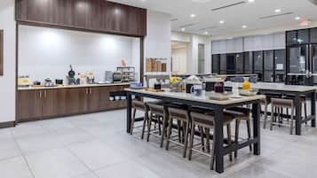 Desayuno continental diario (USD 10 por persona)