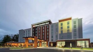A modern Hilton Garden Inn with a prominent entrance and multiple floors. - Hilton Garden Inn Detroit Utica (Clinton Township)