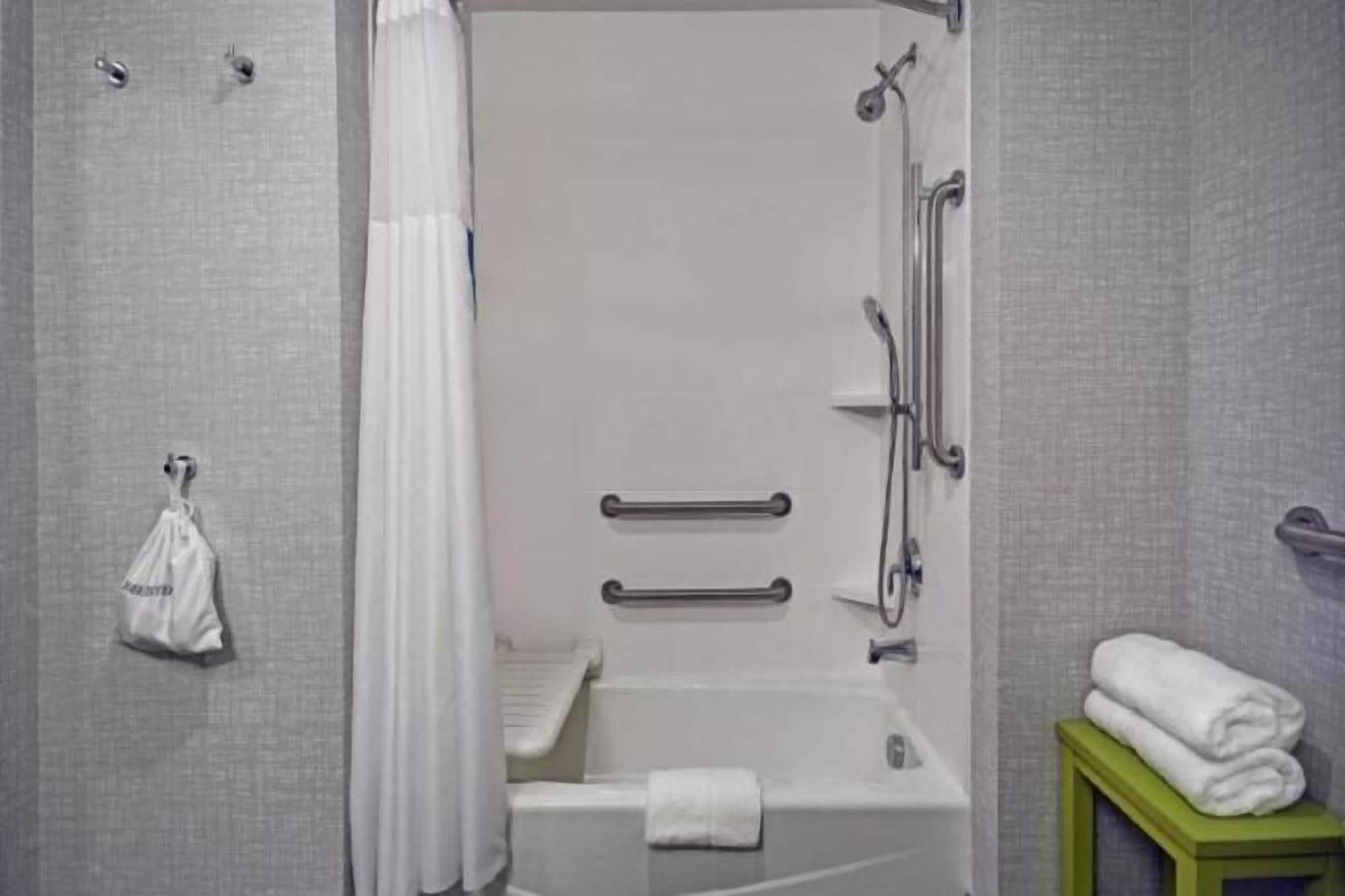 Badrum | Hårtork och handdukar