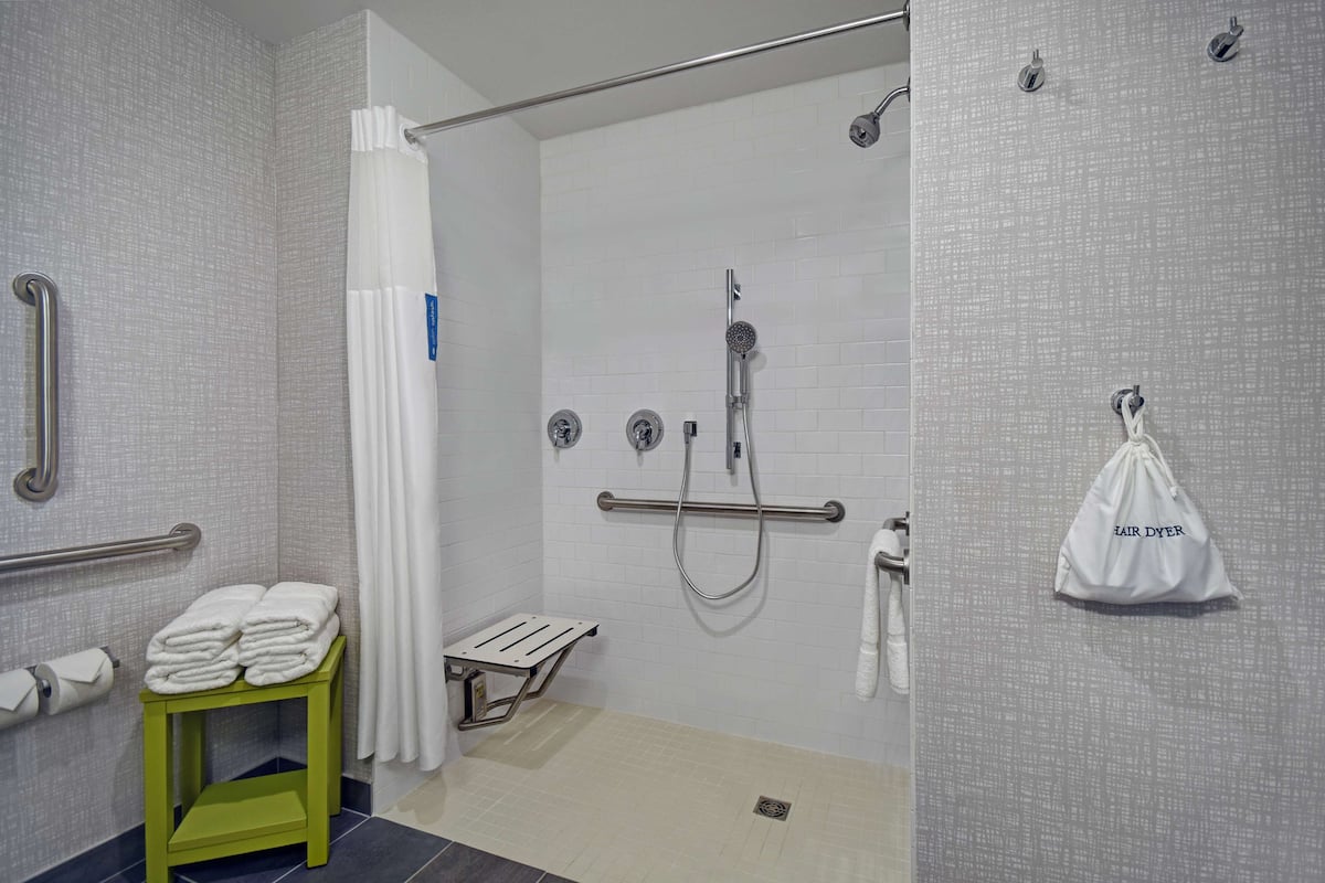 客房, 2 张大床, 无障碍 (Mobility & Hearing, Roll-in Shower) | 浴室淋浴
