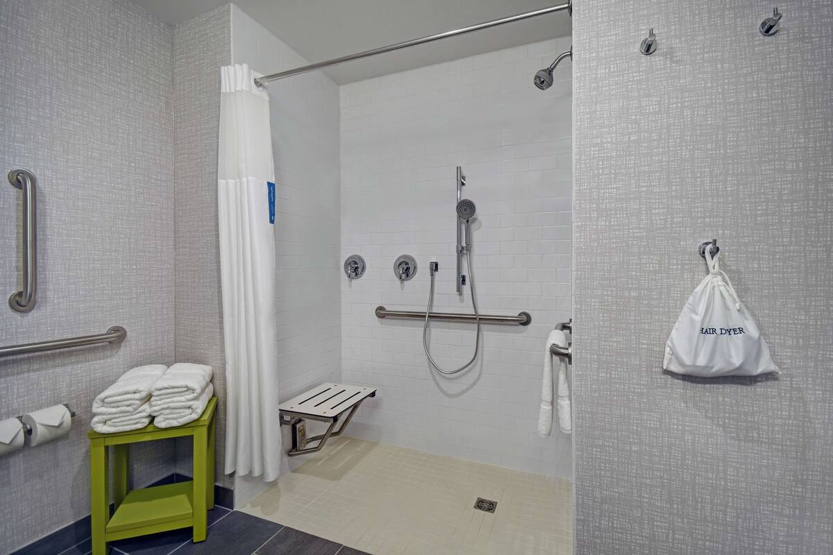 Chambre, 2 grands lits (Mobility & Hearing, Roll-in Shower) | Douche de la salle de bain