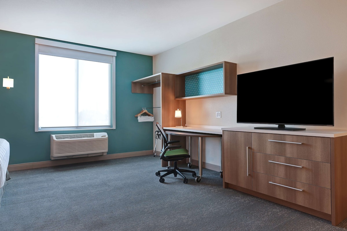 Studio, 1 King Bed, Accessible, Bathtub | 1 bedroom, desk, blackout drapes, iron/ironing board