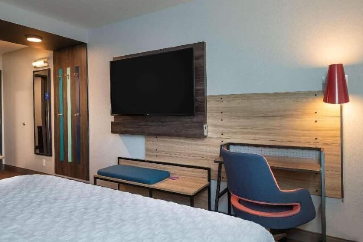 Työpöytä, kannettavalle tietokoneelle sopiva työtila, pimennysverhot