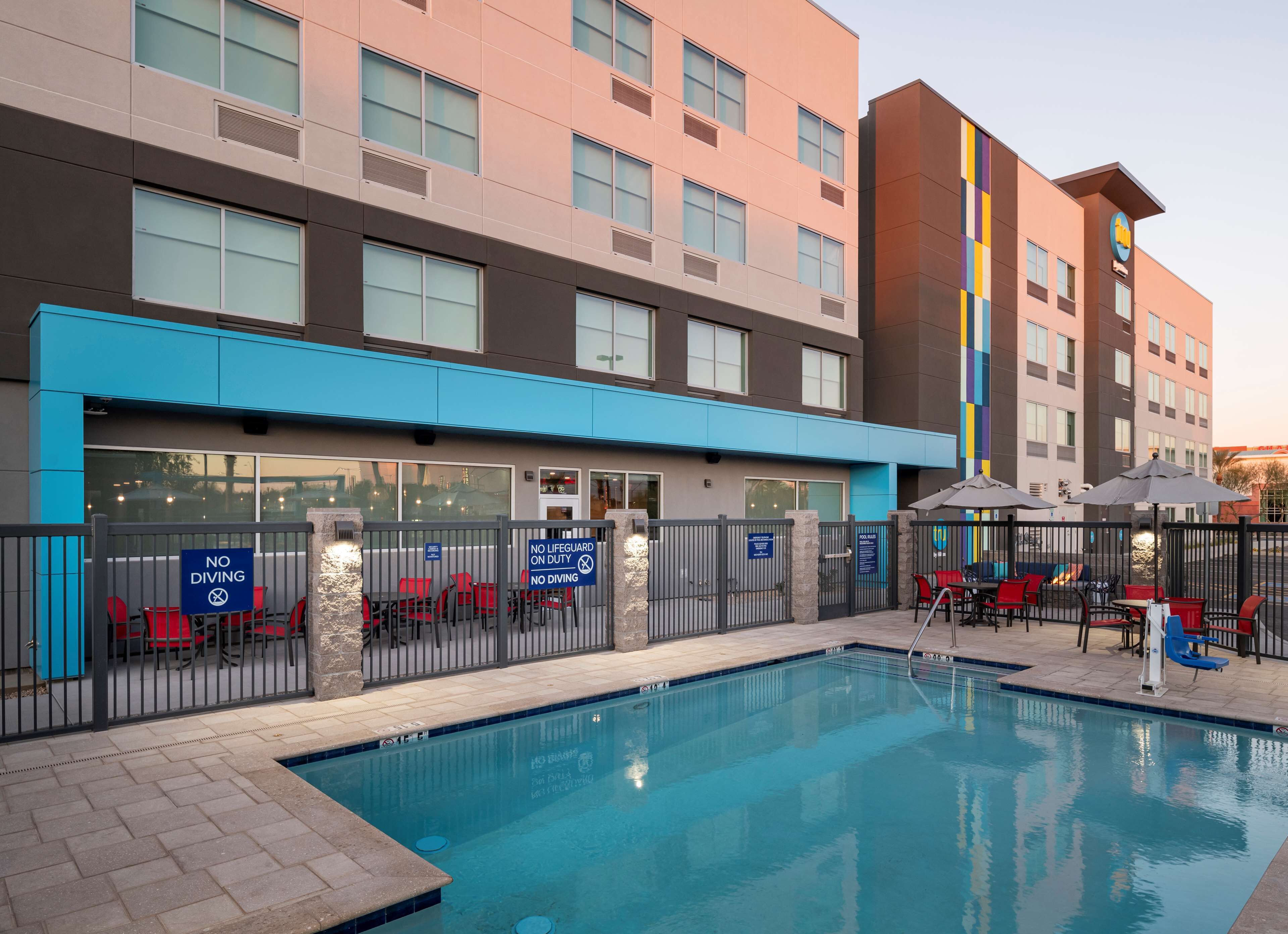 outdoor pool, open 9:00 am to 9:00 pm, pool loungers