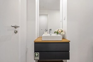 Bathroom - Funchal Tropical - Hurricane Plant by Madeira Sun (Funchal)