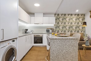 Frigorífico, microondas, horno y placa de cocina