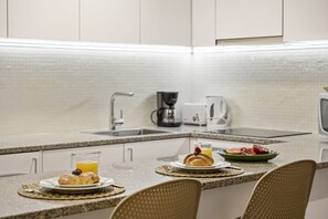 Kühlschrank, Mikrowelle, Ofen, Geschirrspüler