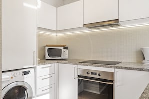 Frigorifero, microonde, forno, piano cottura