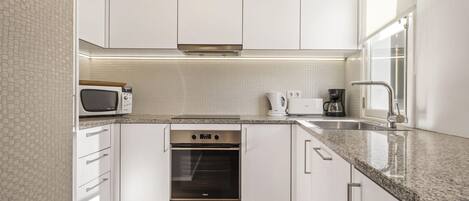 Réfrigérateur, four à micro-ondes, un four, lave-vaisselle