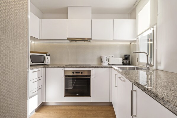 Frigorifero, microonde, forno, piano cottura