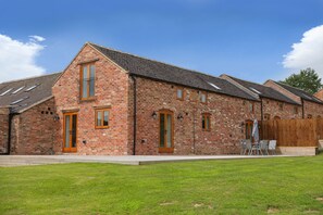 Exterior - The Stables beautiful new 4 bedroomed barn conversion with use of 3 acre lake. (Ashby-de-la-Zouch)