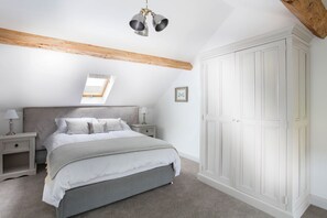 Room - The Stables beautiful new 4 bedroomed barn conversion with use of 3 acre lake. (Ashby-de-la-Zouch)