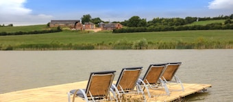 Lake View Barn Beautiful 4 bedroomed conversion sleep 9 with use of private lake