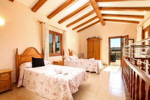 3 dormitoris, planxa i posts de planxar i roba de llit 