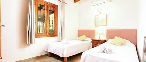 3 bedrooms, iron/ironing board, bed sheets