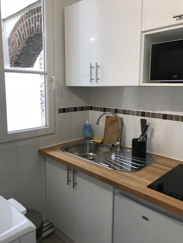 Réfrigérateur, micro-ondes, plaque de cuisson, cafetière/bouilloire