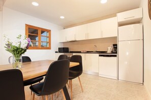 Kylskåp, mikrovågsugn, ugn och diskmaskin