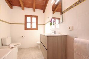 浴缸、風筒、提供毛巾